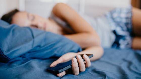 Zašto ne možete držati telefon ispod jastuka?